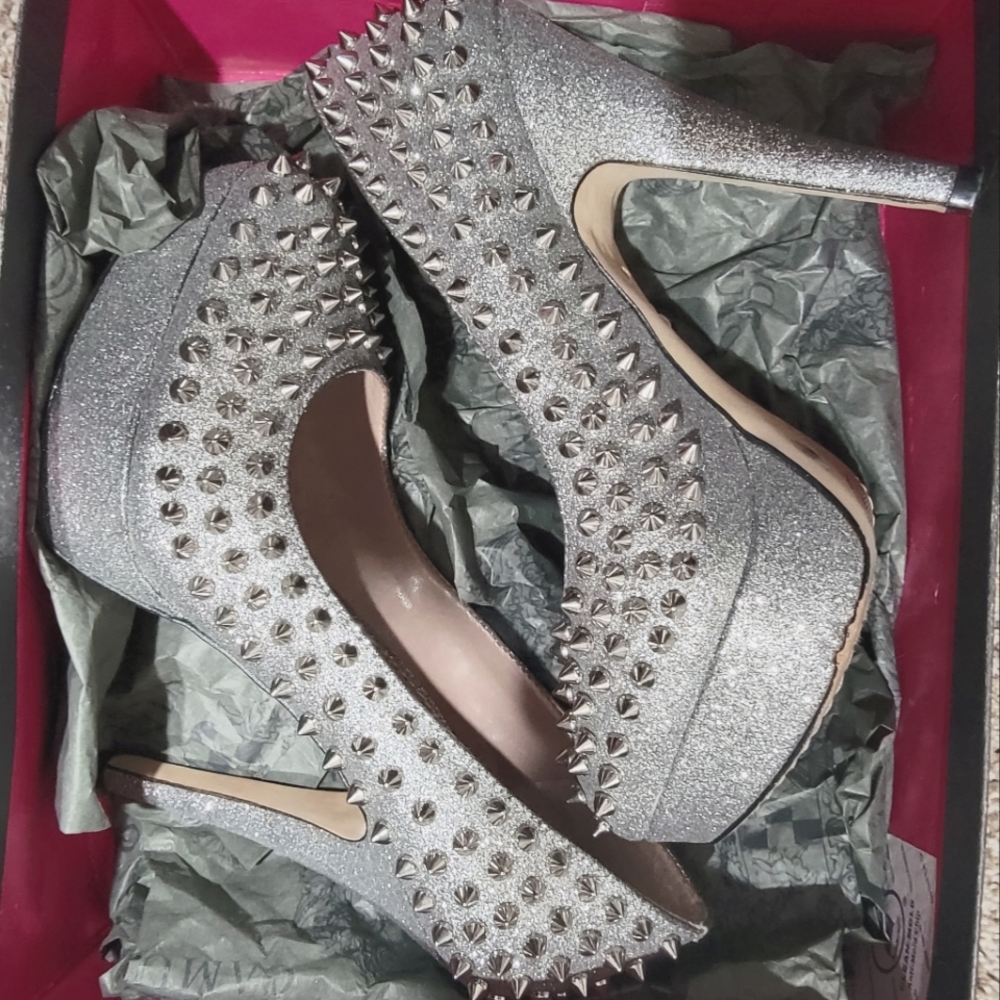 Women's Vince Camuto heels. Size 8. Silver.
